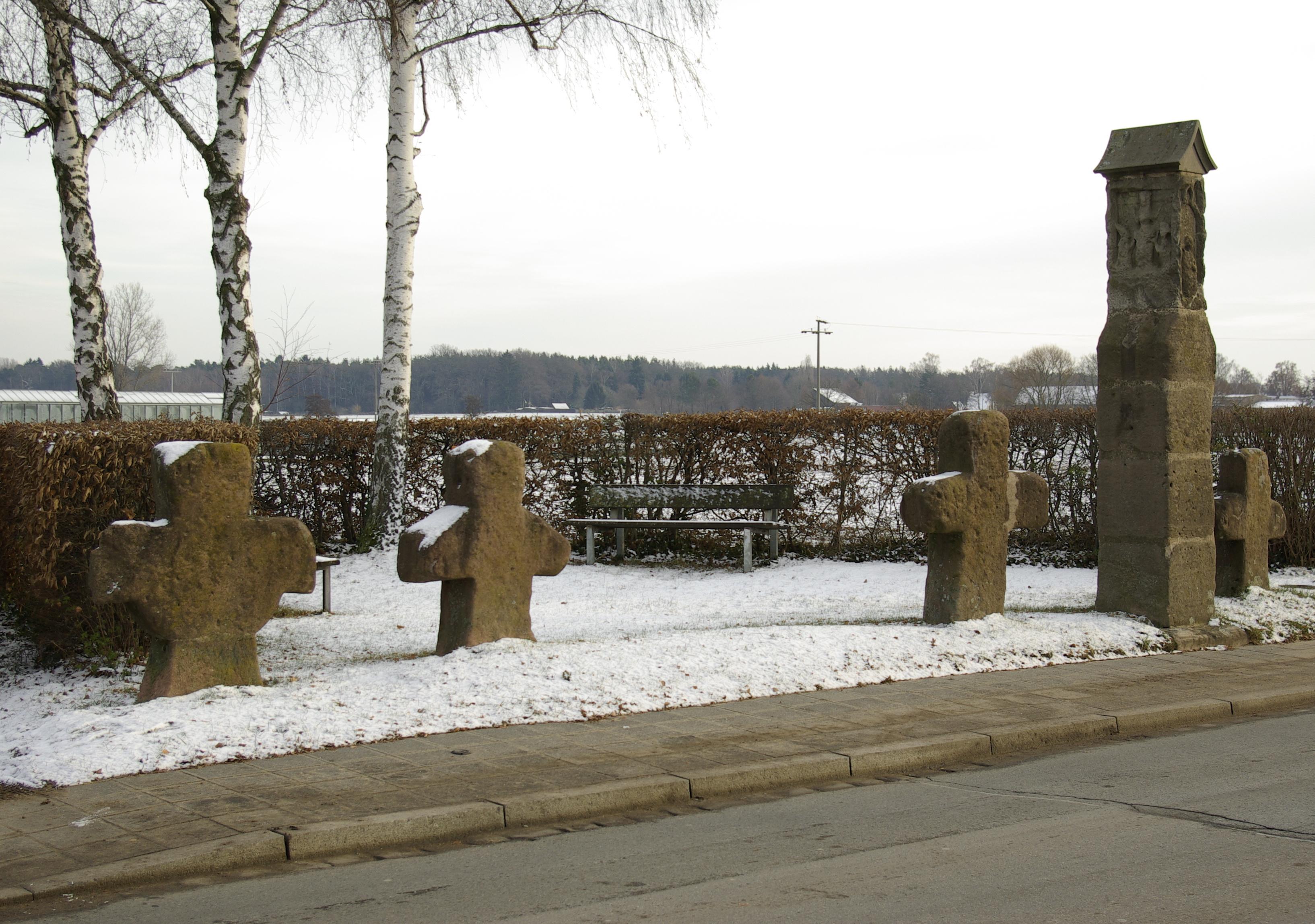Martersäule und Steinkreuze